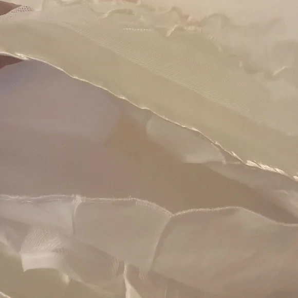 Beautiful white dress - Picture 7 of 8